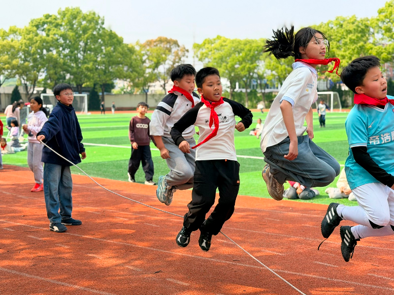 绳彩飞扬，跃动成长 ——凤溪小学（凤星路校区）4月“乐动比赛日”绳类比赛暨红领巾运动吉尼斯挑战赛决赛