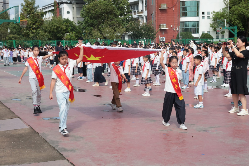 童心载梦踏新途 薪火向阳共成长——凤溪小学开学典礼暨开学思政第一课