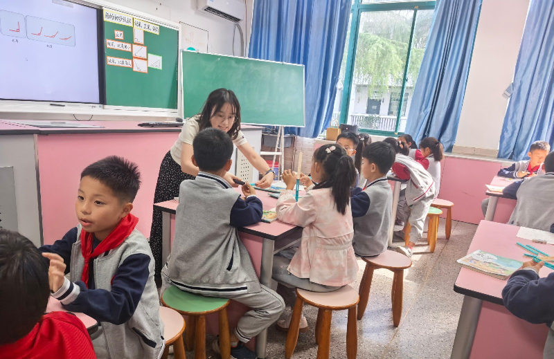 优化设计 深化理解 发展素养——凤溪小学承办区小学数学三年级"图形与几何"专题研讨活动 优化设计 深化理解 发展素养——凤溪小学承办区小学数学三年级"图形与几何"专题研讨活动